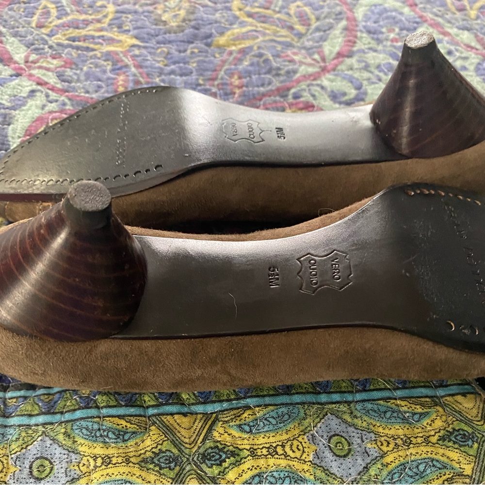 Chic Brown Suede shoes with Kitten Heels - Picture 9 of 9